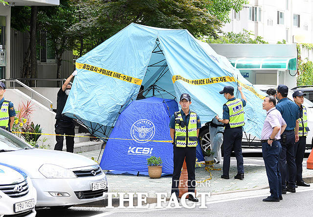 불법 정치자금 수수 의혹을 받고 있는 노회찬 정의당 원내대표가 23일 오전 9시 38분경 자택인 서울 중구 신당동의 한 아파트에서 투신한 가운데 사고 현장을 경찰이 통제하고 있다. /신당동=김세정 기자