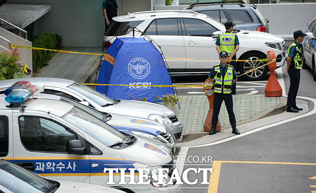 불법 정치자금 수수 의혹을 받고 있는 노회찬 정의당 원내대표가 23일 오전 9시 38분경 서울 중구 신당동의 한 아파트에서 투신한 가운데 사고 현장을 경찰이 통제하고 있다. /김세정 기자