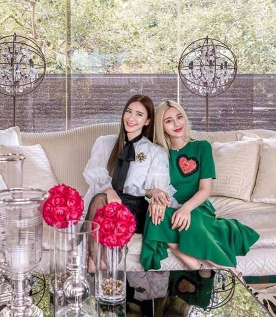 44세의 제이미 추아(왼쪽)가 19세인 딸과 비교해도 전혀 손색없는 동안 미모로 주목 받고 있다. /제이미 추아 SNS