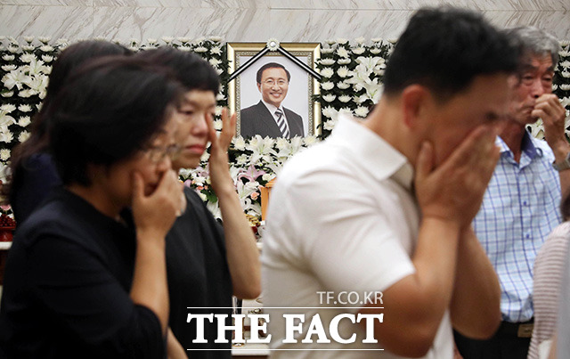 25일 오전 서울 서대문구 신촌 세브란스병원 장례식장 특1호실에 마련된 故 노회찬 정의당 원내대표의 빈소를 찾은 조문객들이 슬픔에 잠겨 있다. /남용희 기자