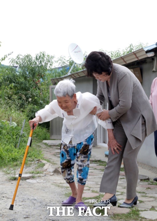 김정숙 여사가 안향례 할머니를 부축해 마을 경로회관으로 이동하고 있다./청와대 제공