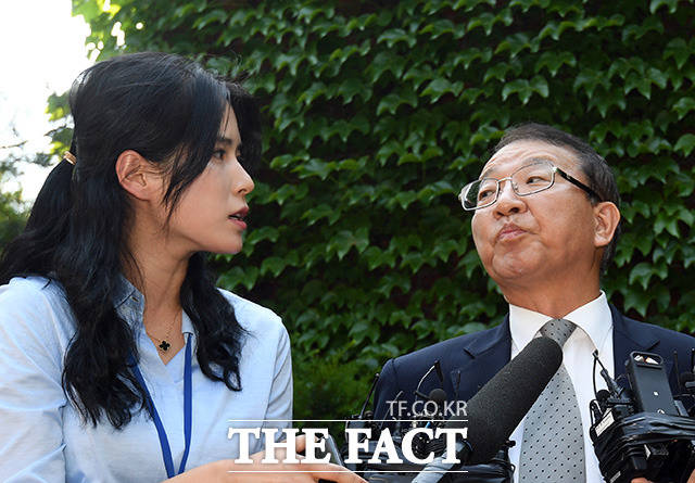 법원은 25일 검찰이 청구한 양승태(오른쪽) 전 대법원장에 대한 압수수색 영장을 또 기각했다. 사진은 지난 6월 재판 거래 의혹을 받고 있는 양 전 대법원장이 자택인근에서 입장을 밝히던 당시./성남=임영무 기자