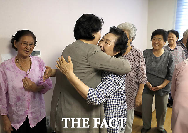 경로회관을 방문한 김정숙 여사가 마을 어르신들을 만나 포옹하고 있다./청와대 제공