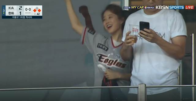 박보영(왼쪽)이 한화 이용규의 적시타가 터지자 활짝 웃으며 기뻐하고 있다. /KBSN 스포츠 방송화면 캡처