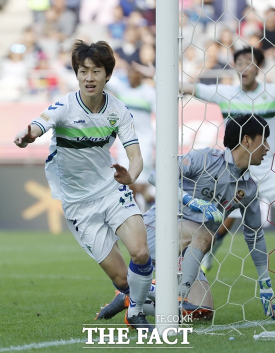 프로축구 전북의 이재성(왼ㅉ)이 독일 분데스리가 2부리그 홀슈타인 킬로 이적한다. /사진=뉴시스