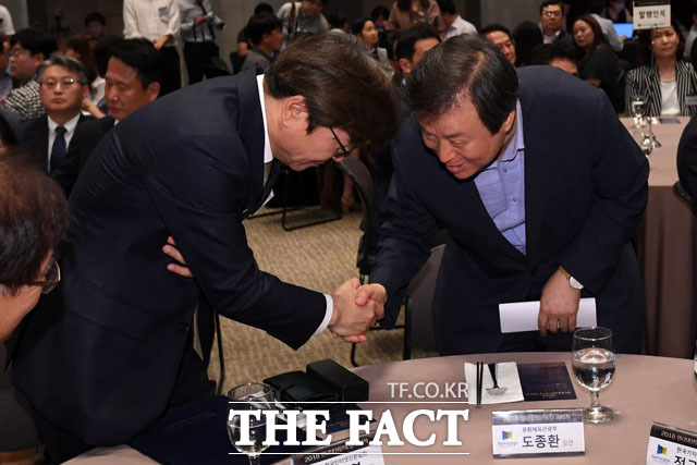 악수 나누는 이근영 한국인터넷신문협회장(왼쪽)과 도종환 문체부 장관