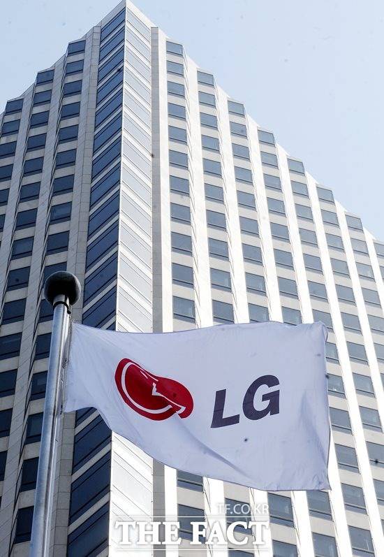 LG전자는 올해 상반기 매출과 영업이익이 각각 30조1424억 원, 1조8788억 원으로 역대 최대 실적을 기록했다고 26일 밝혔다. 사진은 서울 여의도 LG트윈타워. /더팩트 DB