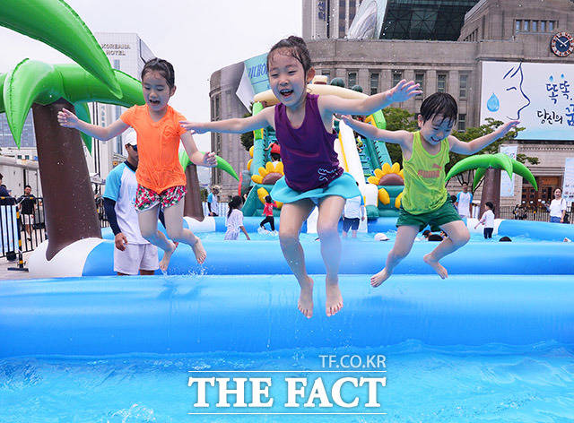 26일 오후 서울 중구 서울광장에서 빗물축제가 열린 가운데 어린이들이 빗물놀이터에서 물놀이를 하며 즐거워하고 있다. /이동률 기자