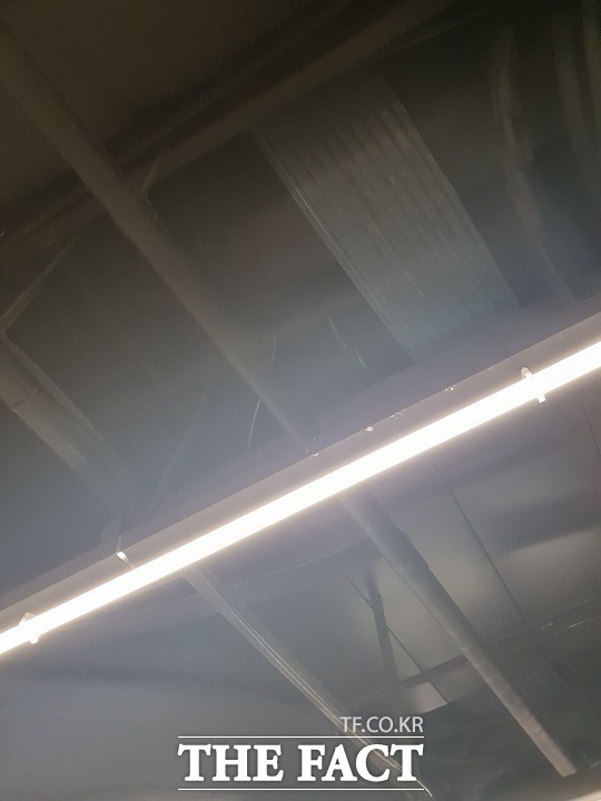   The ceiling of the store where occurred the accident of the falling pieces of cement It is said that the office of Seocho-gu sent letters to the residents saying that they would like to s & # 39; 39 refrain from using the Newcoa Kims Club at the moment. 