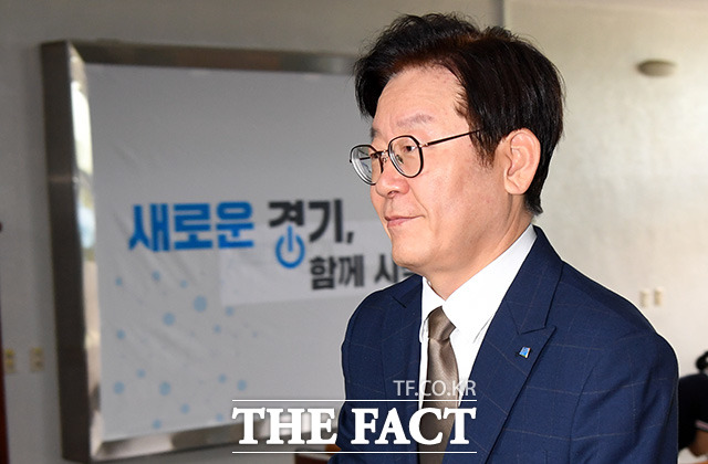 이재명 경기도지사가 성남시장 재임 시절 조폭과의 연루설에 휩싸였다. 사진은 이 지사가 23일 오전 경기도 수원 경기도청으로 출근하는 모습. /임영무 기자