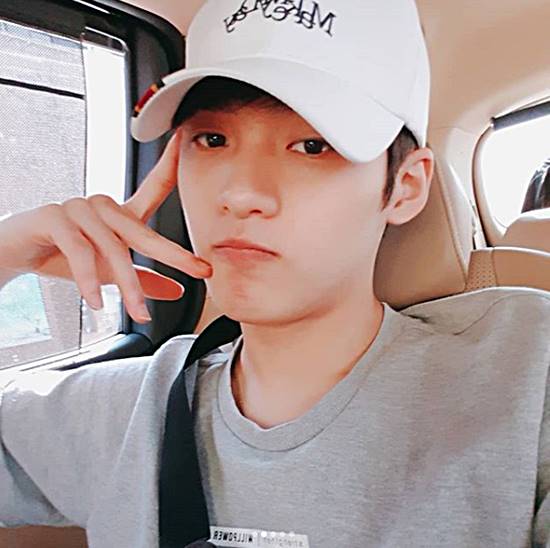 스펙트럼의 멤버 김동윤이 향년 20세로 사망한 가운데 갑작스러운 비보로 팬들은 물론 대중들을 놀라게 했다. /스펙트럼 SNS