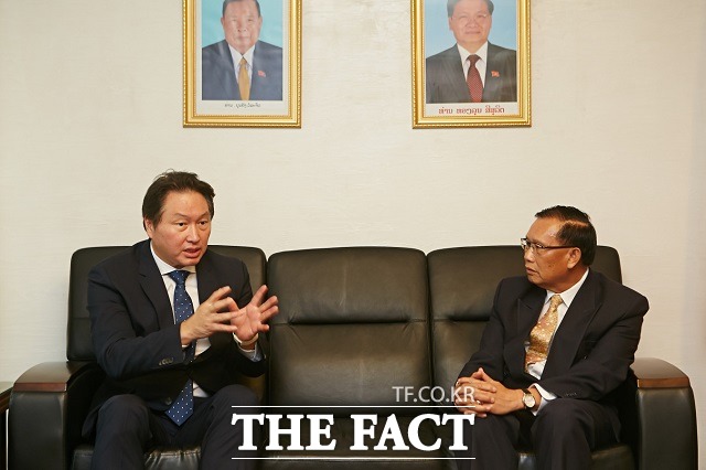 최태원 SK그룹 회장(왼쪽)이 27일 서울 한남동에 있는 라오스대사관을 방문해 깜수와이 깨오달라봉 대사를 만나 깊은 위로의 뜻을 전하고 긴급 구호 성금 1000만 달러를 기탁했다. /SK그룹 제공