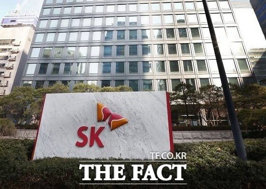 SK이노베이션은 2018년 2분기 연결 실적을 잠정 집계한 결과 매출 13조4380억 원, 영업이익 8516억 원을 기록했다고 발표했다. 사진은 SK 서린빌딩. /더팩트 DB