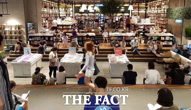 최근 폭염이 계속되고 있는 가운데 28일 오후 서울 반포동 센트럴파크 반디앤루니스 서점을 찾은 시민들이 더위를 피해 책을 읽고 있다. /이효균 기자