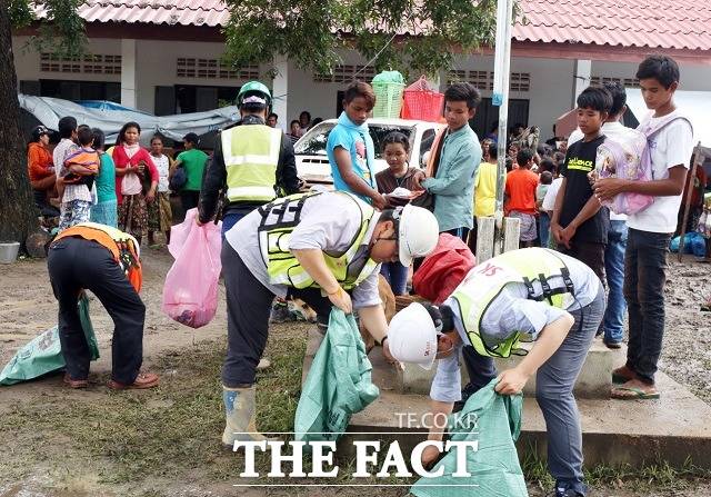 SK 긴급구호단은 29일 라오스 아타프주 정부 요청을 받아 사남사이 지역에서 이재민 임시숙소 건설 공사를 시작했다.
