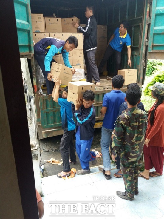 대한항공은 29일  오전 라오스 아타푸주 청사에서 라오스 댐 사고 대책본부 측에약 40t 규모의 긴급 구호품을 전달했다. /대한항공 제공