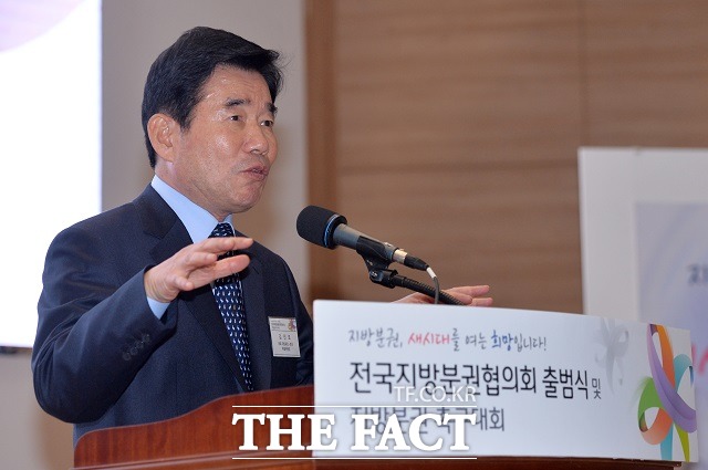 민주당 당 대표 후보 김진표 의원은 29일 사실상 이재명 경기지사에게 탈당을 촉구했다. 사진은 김 의원이 지난해 2월 7일 오후 서울 여의도 국회의원회관에서 열린 전국지방분권협의회 출범식 및 지방분권 촉구대회에서 축사하는 모습. /문병희 기자