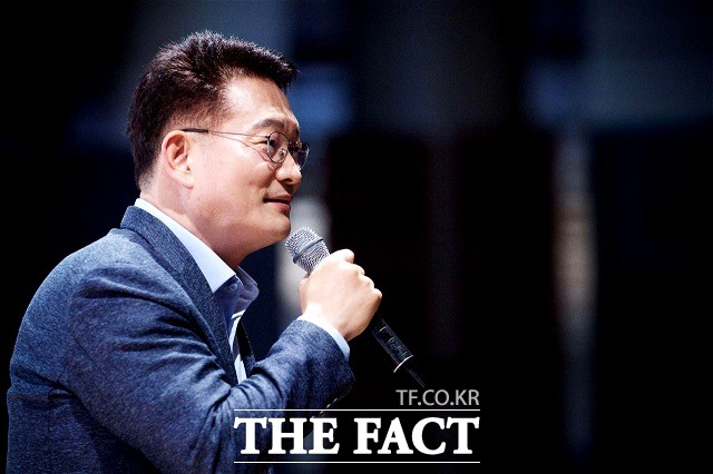 민주당 당 대표 후보 송영길 의원은 조폭 연루 의혹을 받는 이 지사의 거취와 관련해 관망할 뜻을 밝혔다. 사진은 송 의원이 지난 22일 서울 효창동 백범김구기념관에서 열린 서울의 길 포럼에 참석해 발언하는 모습. /이덕인 기자당대표 출마 이유를 설명하고 있다.
