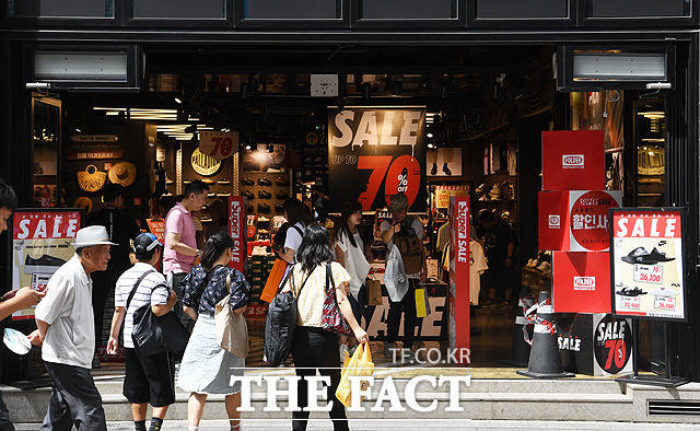기록적인 폭염이 이어지고 있는 30일 오후 서울 중구 명동의 상점들이 개문냉방을 한채 영업을 하고 있다. / 배정한 기자