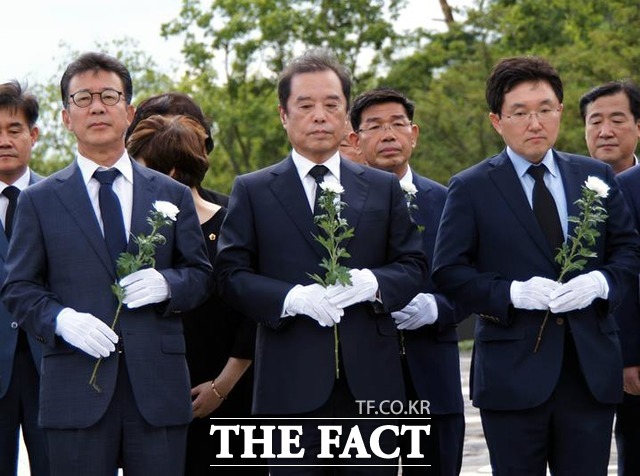 자유한국당 김병준 비상대책위원장은 30일 비대위 구성원과 함께 경남 김해 봉하마을을 찾아 고(故) 노무현 전 대통령의 묘역을 참배하면서 당내에서 이를 바라보는 시각이 곱지 안다.  /봉화=뉴시스