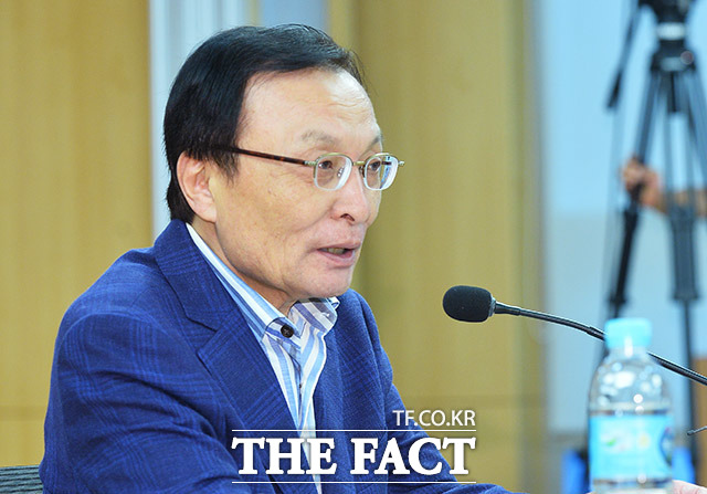 이해찬 민주당 당 대표 후보는 이 지사의 조폭 연루와 관련해 잘 알지 못한다며 일단 거리를 두는 모습을 보였다. 사진은 29일 국회의원회관에서 열린 기자간담회에서 취재진과 질의응답을 하는 이 의원. /이동률 기자