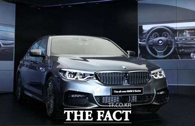 BMW코리아가 지난 26일 BMW 10만6317대를 자발적으로 리콜 조치한다고 밝혔지만 이후 주행 중 화재 사고가 두 건이나 추가로 발생하며 소비자들의 눈살을 찌푸리게 하고 있다. /BMW코리아 제공