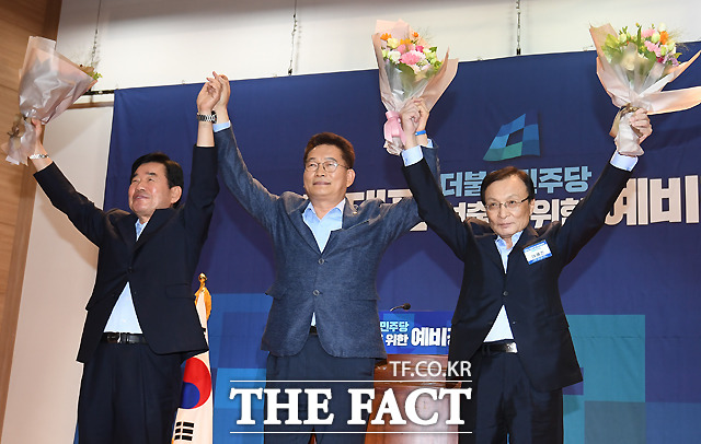 더불어민주당 당 대표 후보들이 조폭 연루 의혹을 받는 이재명 경기도지사의 거취를 두고 신경전을 벌이고 있다. 사진은 김진표·송영길·이해찬 의원(왼쪽부터)가 26일 오후 서울 여의도 국회의원회관 대회의실에서 열린 당대표 선출을 위한 예비경선대회에서 컷오프를 통과한 뒤 기념촬영을 하는 모습. /이새롬 기자