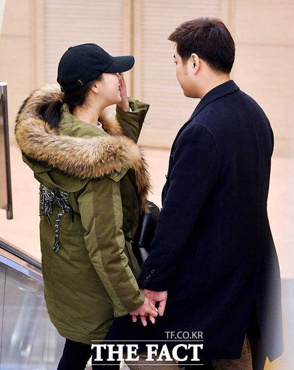 배우 임지연(왼쪽)과 이욱이 서울 서초구의 한 백화점에서 데이트를 즐기고 있는 모습이다. /이덕인 기자