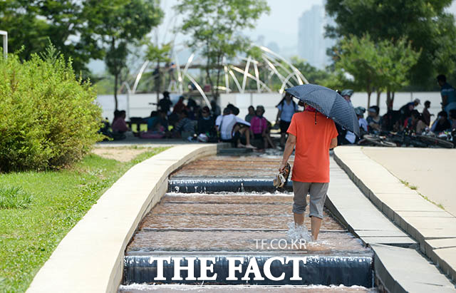 기상청에 따르면 오늘(1일) 기상 관측 이래 111년 만에 서울의 최고 기온이 39도까지 높아지겠고 지역에 따라서는 40도를 넘어서는 곳도 있겠다./ 김세정 기자