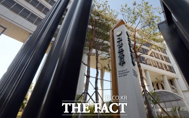 고용부가 포스코건설을 특별감독한 결과, 추락예방조치 미흡 등 149건의 위반사항이 적발했다. /더팩트 DB