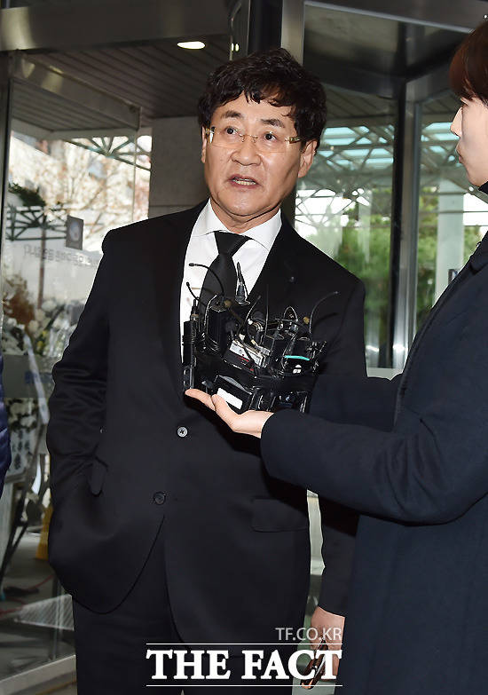 개인용도 사용 배임횡령 vs 빌려준 회사 차입금 돌려 받아. 윤형주는 측근을 통해 횡령 배임혐의는 사실과 다르다는 입장을 밝혀 향후 결과에도 관심이 모아지고 있다. /이새롬 기자