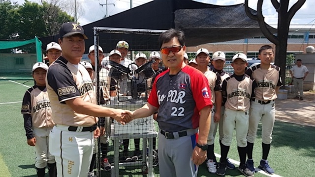 이만수 전 SK 감독은 합천 주민들이 야구장 건설 등에 대한 토론회를 자발적으로 여는 모습을 보고 깜짝 놀랐다고 밝혔다. /헐크파운데이션 제공