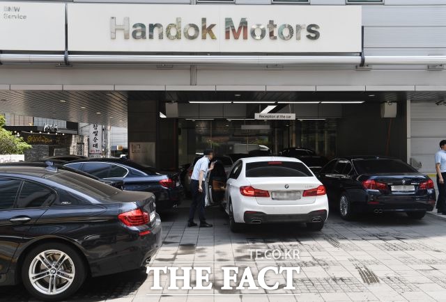 BMW가 지난달 26일 주행 중 화재로 인해 10만 대에 달하는 자발적 리콜조치를 발표한 가운데 2일 오전 서울 서초구 BMW 서초 중앙서비스센터에 520d 차량이 가득차 있다. /배정한 기자