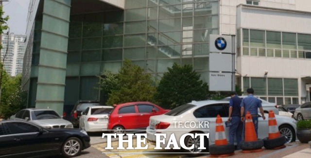 한 BMW 차주가 안전 진단을 받고 난 다음 다시 정비사를 불러 상태를 확인하고 있다. 바로 뒤에 안전 진단을 받으러 들어오고 있는 BMW 차량도 보인다. /마포=이한림 기자