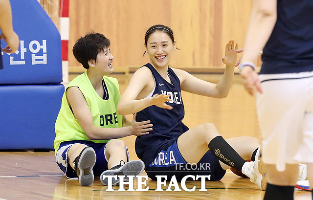 북측 김혜연(왼쪽)이 남측 강이슬 선수와 훈련도중 몸싸움하다 넘어지자 웃고 있다.