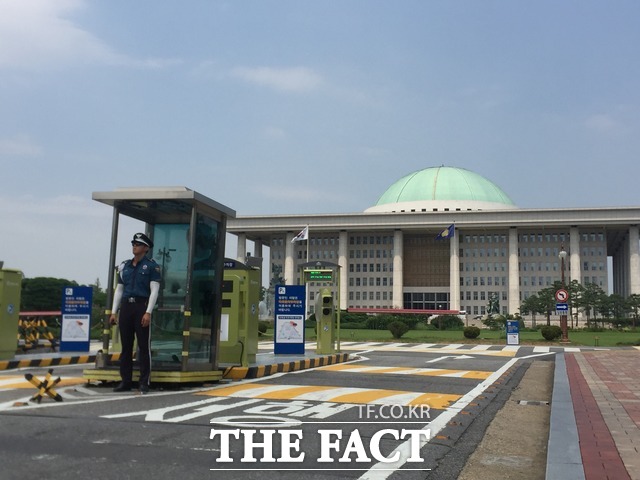 8월 휴지기에 돌입한 국회는 한산하지만 여전히 그곳에서 자신의 일을 수행하는 사람들이 있다. 사진은 2일 휴가철을 맞아 한산한 국회에서 근무 중인 국회경비대 소속 의경 모습. /국회=임현경 인턴기자