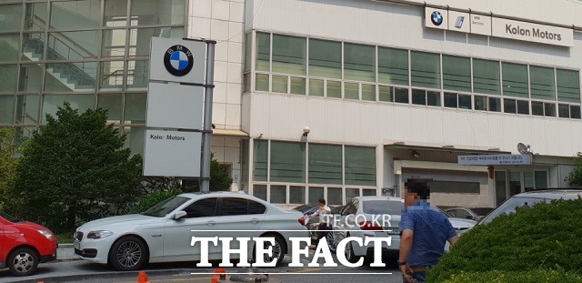 2일 오후 1시 13분쯤 BMW 코오롱성산 서비스센터 정문 앞에서 담당 직원이 안전 진단을 받기 위해 들어가는 BMW 차량을 손짓으로 안내하고 있다. /마포=이한림 기자
