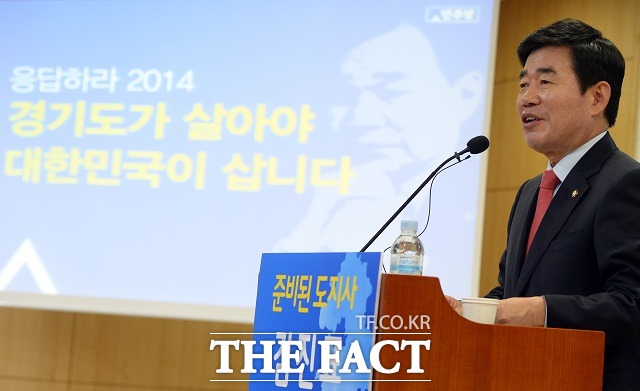 더불어민주당 당 대표 후보인 김진표 의원이 연일 조폭 연루설에 휩싸인 이재명 경기도지사의 탈당을 촉구하고 있다. 사진은 김 의원이 지난 2014년 1월 21일 서울 여의도 국회의원회관에서 경기도지사 출마 선언식을 하는 모습. /이새롬 기자