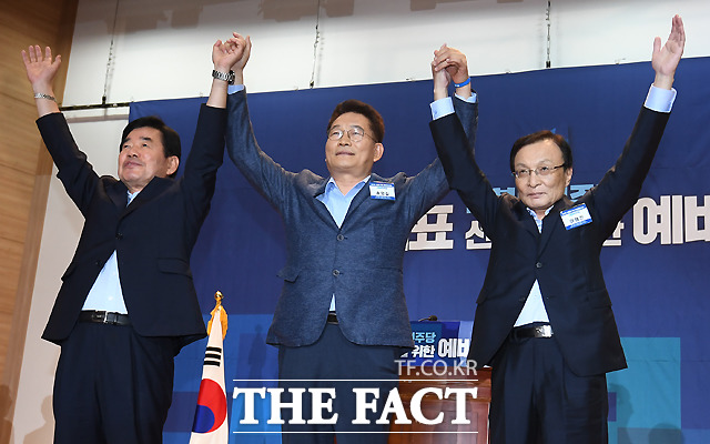 더불어민주당 당 대표 후보인 김진표 의원이 당권 레이스 초반부터 존재감을 드러내고 있다. 사진은 왼쪽부터 김진표·송영길·이해찬 의원이 지난달 26일 서울 여의도 국회의원회관에서 열린 당 대표 선출을 위한 예비경선대회에서 컷오프에 통과한 뒤 기념촬영을 하고 있다. /이새롬 기자