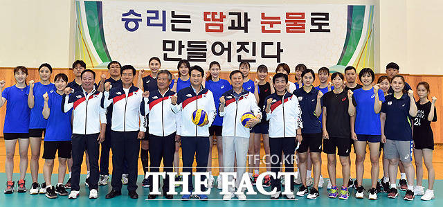 도종환 문화체육관광부 장관(앞줄 가운데)과 기념사진 촬영하는 여자 배구 대표팀