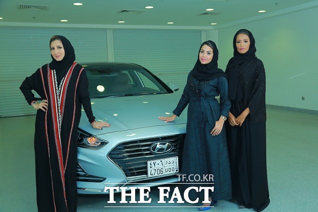 현대차는 자신의 분야에서 뛰어난 성과를 보인 사우디아라비아 유명 여성 인사 3인을 선정해 브랜드 홍보대사로 위촉하고 이들을 한국에 초청해 브랜드 체험 행사를 진행했다. 패션 디자이너 림 파이잘, 사업가 바이안 린자위, 라디오 프로그램 진행자 겸 여행 블로거 샤디아 압둘 아지즈(왼쪽부터).