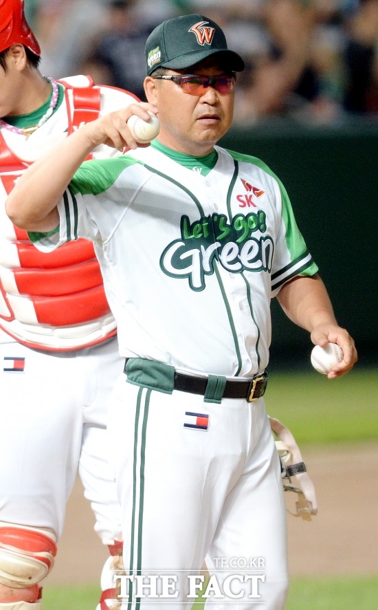 이만수 전 SK 감독이 경남 합천 야로중학교에 피칭머신을 후원했다. /더팩트 DB