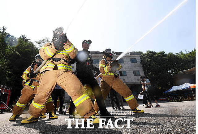 서울소방학교 제108기 신규임용자과정에 입교한 소방공무원 임용후보자들이 3일 오전 서울 서초구 서울소방학교에서 기록적인 폭염에도 아랑곳하지 않고 소방관이 되기 위해 구슬땀을 흘리고 있다. / 배정한 기자
