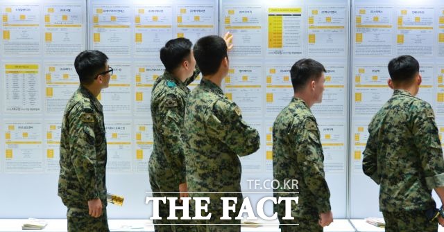 국방부가 지난 27일 발표한 군 복무기간 단축안에 따른 복무기간을 확인하려면 병무청 홈페이지에서 확인해야 한다. /더팩트DB