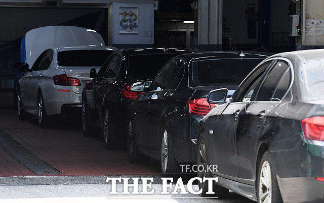 BMW 차량들이 지난 2일 서울의 한 BMW 서비스센터에서 긴급 안전 진단을 받기 위해 대기하고 있다. /배정한 기자