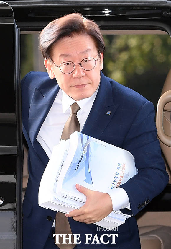 이재명 경기도지사가 지난 5일 김사랑 씨 강제 입원 의혹에 적극적으로 해명했다. 사진은 이재명 경기도지사가 지난달 23일 오전 경기도 수원 경기도청으로 출근하는 모습. /수원=임영무 기자