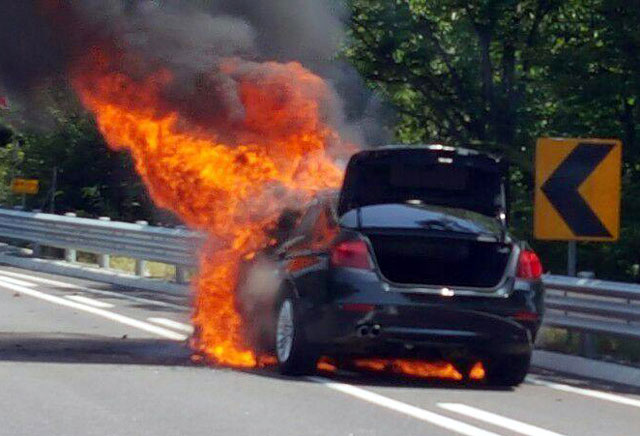 지난 2일 오전 강원 원주시 영동고속도로에서 BMW 520d에서 화재가 발생했다. /강원지방경찰청 제공