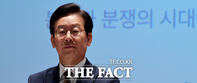 이재명 경기도지사가 잇단 의혹에 휩싸여 곤경에 처했다. 사진은 이 지사가 7일 오전 서울 종로구 서울역사박물관 야주개홀에서 열린 제10회 DMZ국제다큐영화제에 조직위원장으로 참석한 모습. /이덕인 기자