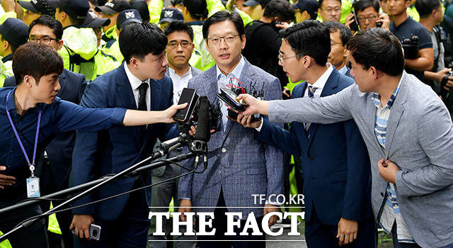 댓글 조작 사건 주범인 드루킹과 연관이 있다는 의혹을 받는 김경수 경남도지사가 6일 오전 서울 서초구 강남역 인근에 있는 허익범 특별수사팀 사무실에 피의자 신분으로 출석하고 있다. /이덕인 기자