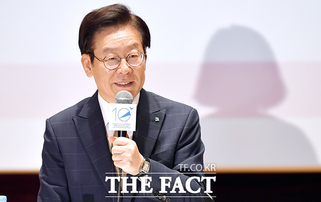 이 지사는 사실을 기록해서 국민들에게 알리고 역사를 남기고 새로운 변화를 이끌어내는 것이 중요한 공적 영역이라고 발언했다. 사진은 이 지사가 이날 기자회견에 참석해 다큐멘터리 영화제의 취지를 설명하는 모습. /이덕인 기자